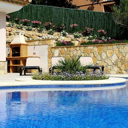 Poolside Near The Coast 빌라