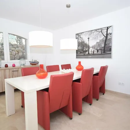 빌라 Poolside Near The Coast *