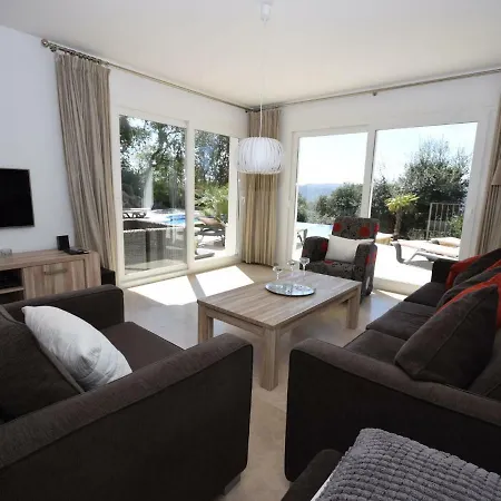 빌라 Poolside Near The Coast