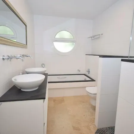 Poolside Near The Coast 빌라 *