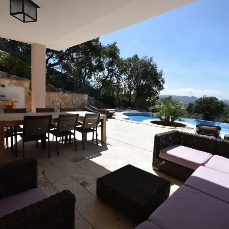 Poolside Near The Coast 빌라 *